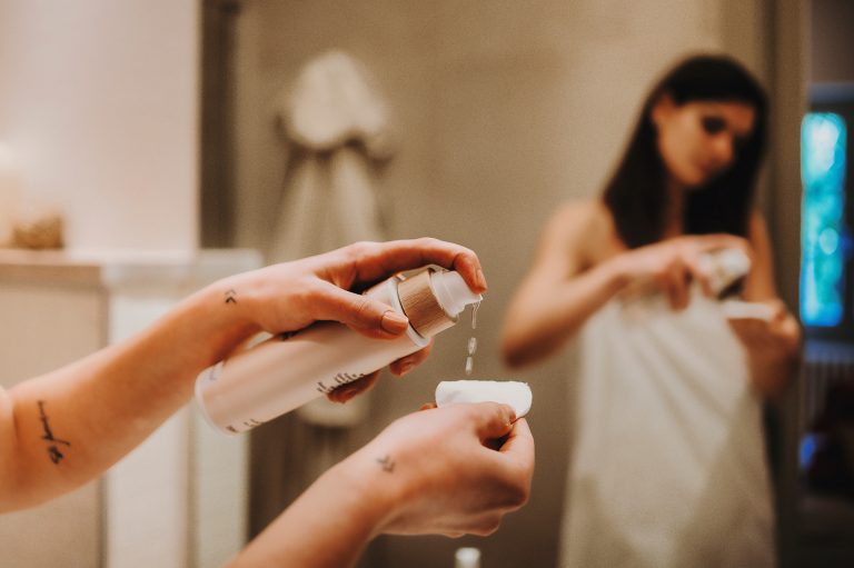 Un RAGAZZA CHE DETERGE IL VISO PER LA SKINCARE DI PRIMAVERA