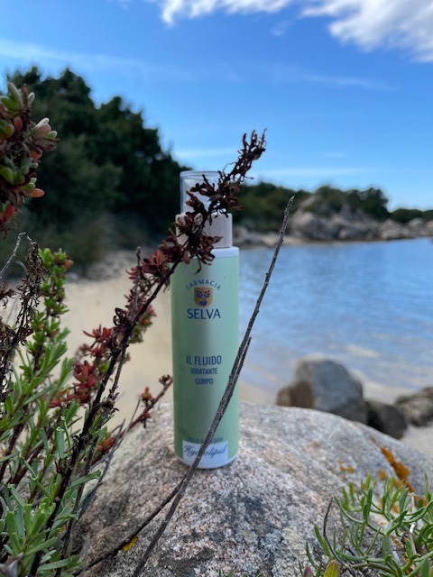 flacone di idratante in riva al mare per una remise en forme